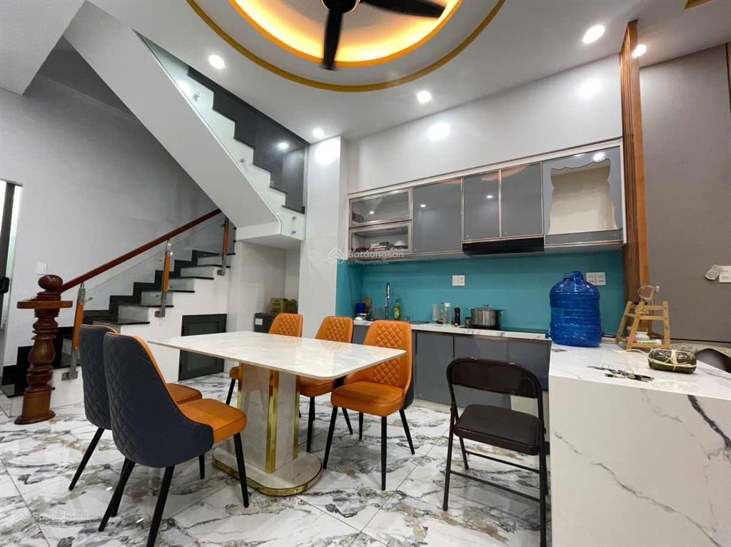 4,99 tỷ /bán nhà 3 tầng ngay sát vách vinhomes q9