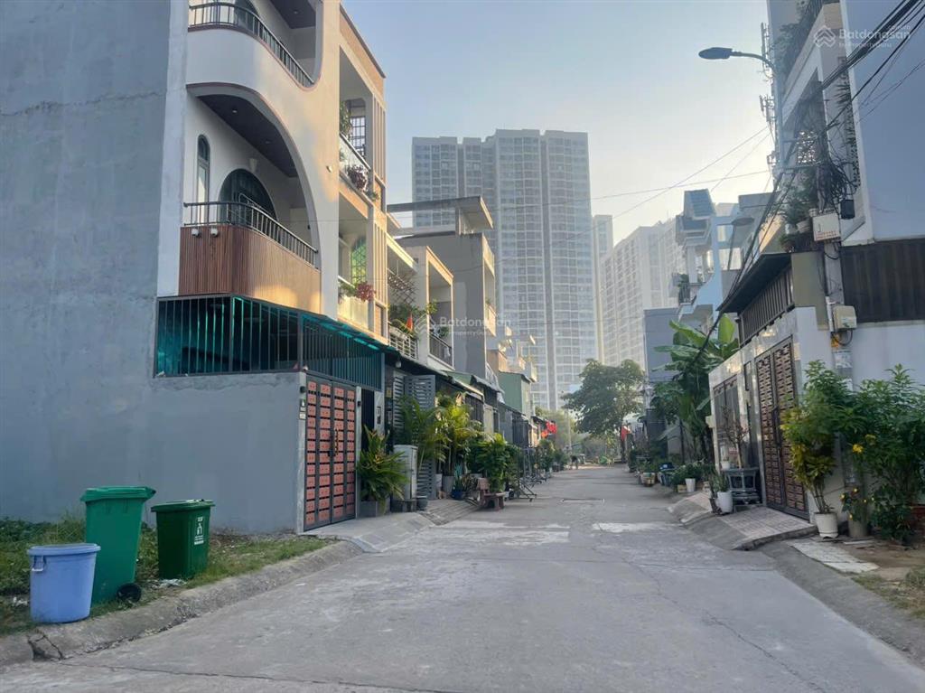 4,99 tỷ /bán nhà 3 tầng ngay sát vách vinhomes q9