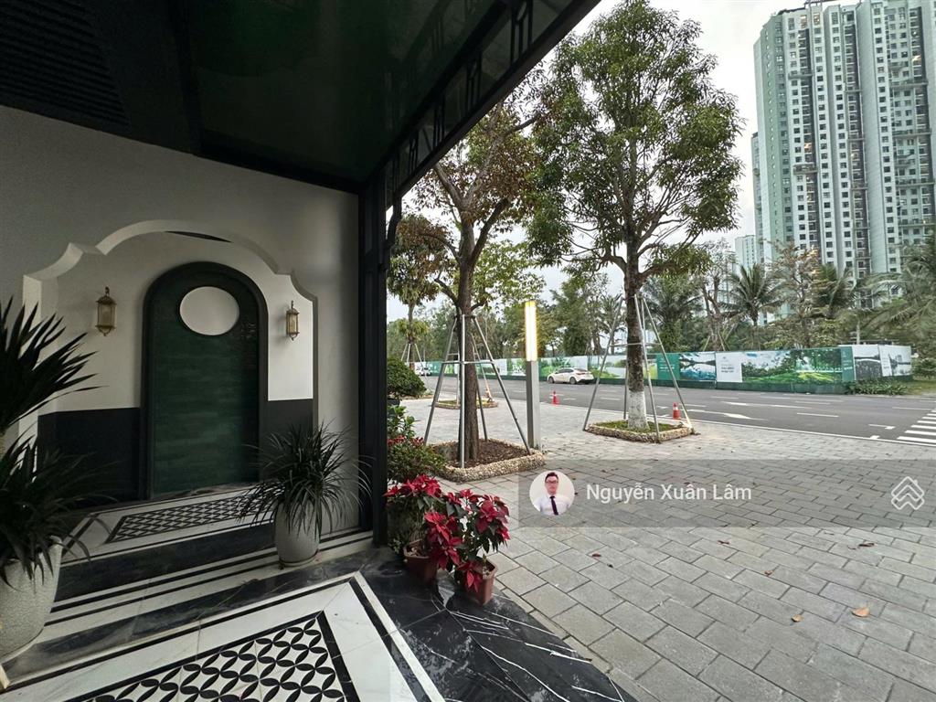 Cần cho thuê tầng 1 biệt thự kinh doanh 300m2 căn góc vị trí kim cương giá 15 triệu ecopark