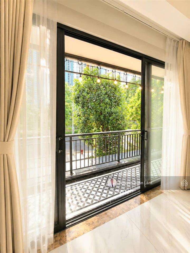 Cần cho thuê tầng 1 biệt thự kinh doanh 300m2 căn góc vị trí kim cương giá 15 triệu ecopark