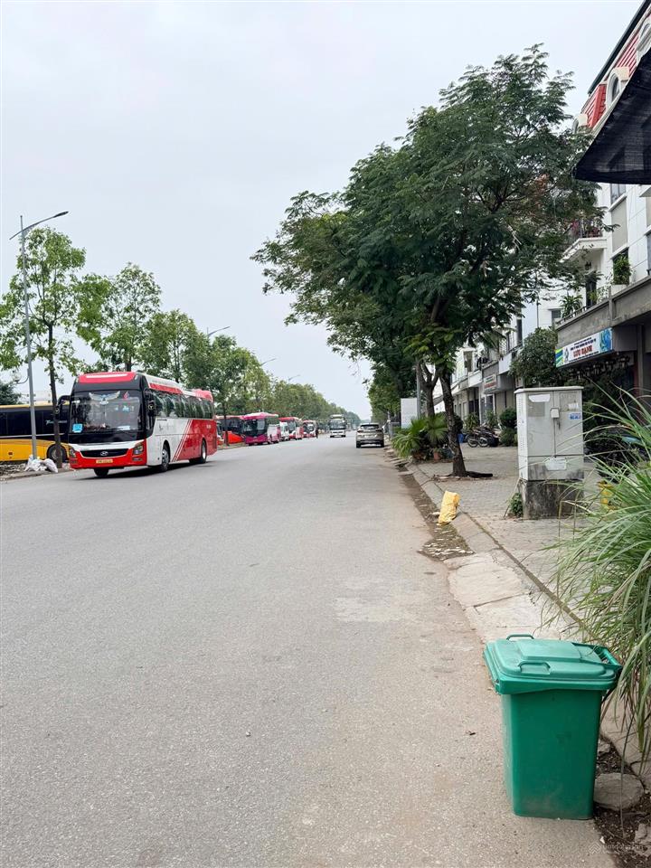 Nhà đẹp ở ngay  đường 24m  full nội thất  vỉa hè 6m  đường trước nhà 24m