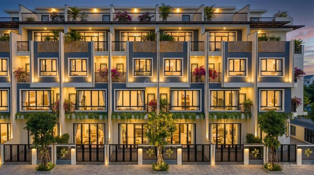Liền kề 5 tầng cạnh bảo hiểm xã hội tp. huế. có gara ô tô riêng