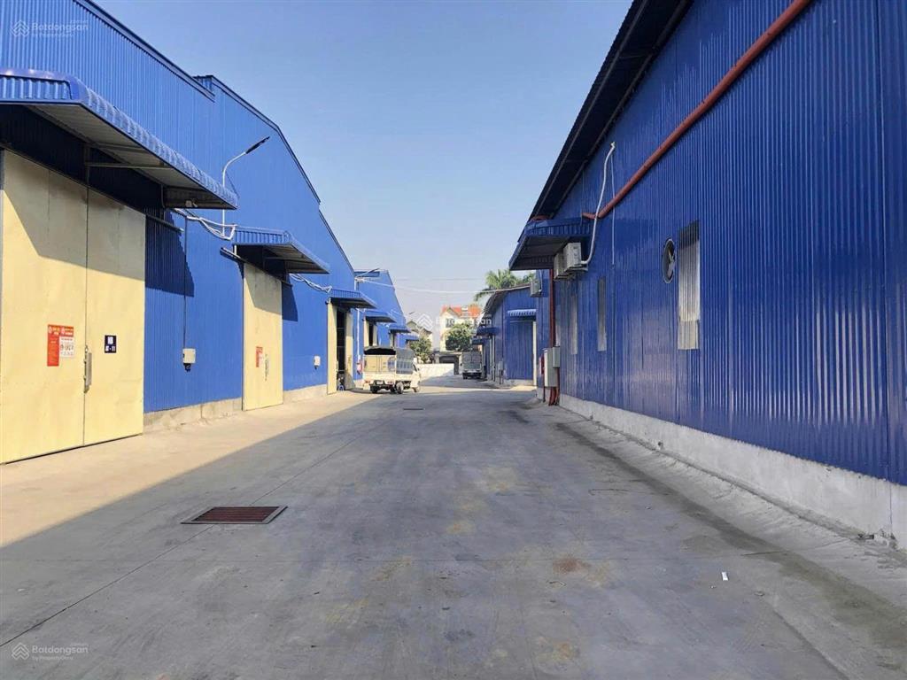 Cho thuê kho xưởng cổng làng la phù, đường 72, dt 1800m2, xe công vào, xuất vat, điện 3 pha, bảo vệ