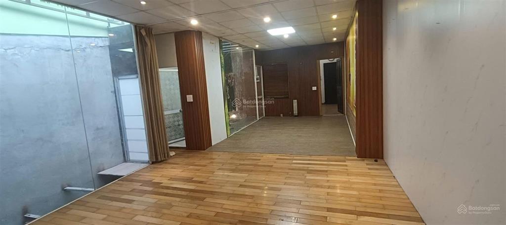 Cho thuê nhà mặt phố thịnh liệt, ngay giáp bát, dt 130m, mặt tiền 5.5m, 3 tầng, sân rộng, 20tr/th