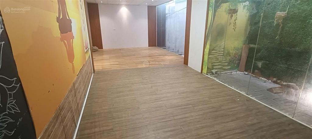 Cho thuê nhà mặt phố thịnh liệt, ngay giáp bát, dt 130m, mặt tiền 5.5m, 3 tầng, sân rộng, 20tr/th