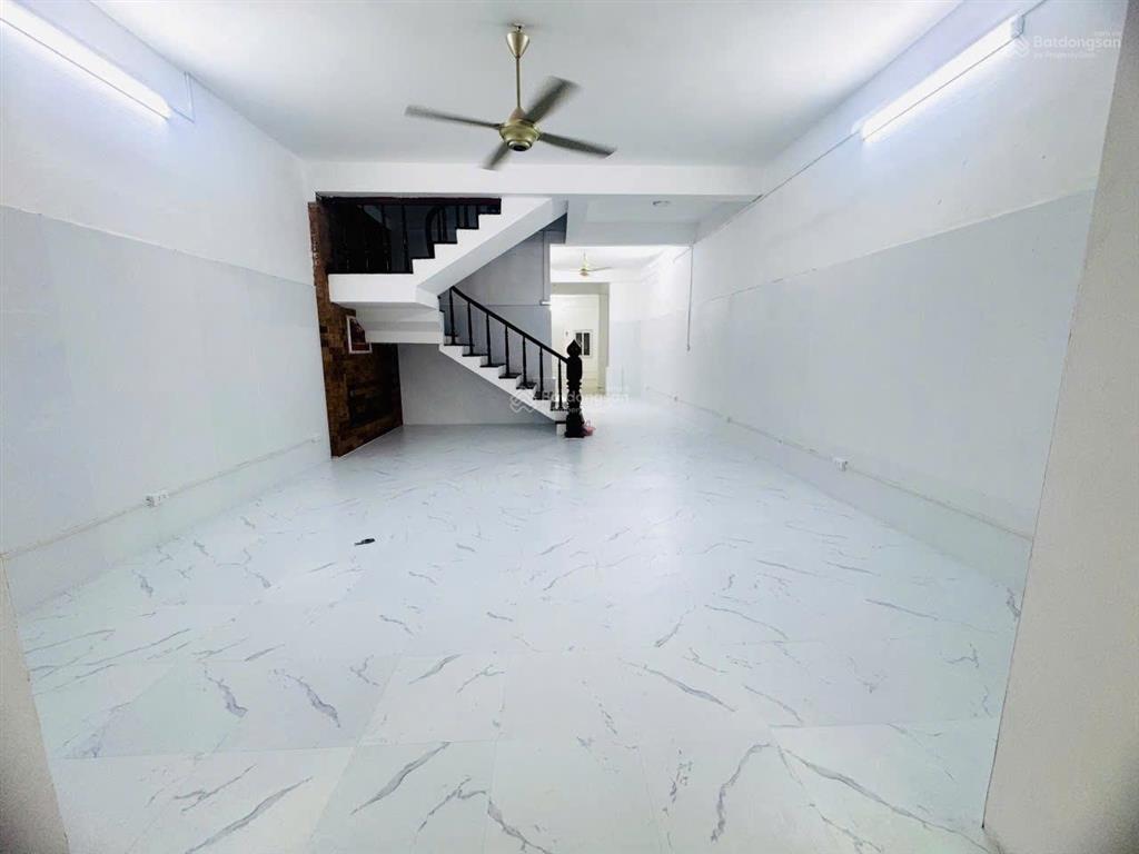 Cho thuê nhà mặt phố khuất duy tiến, chân toà viglacera, dt 150m, mt 7m, 2 tầng, thông sàn, 22tr/th