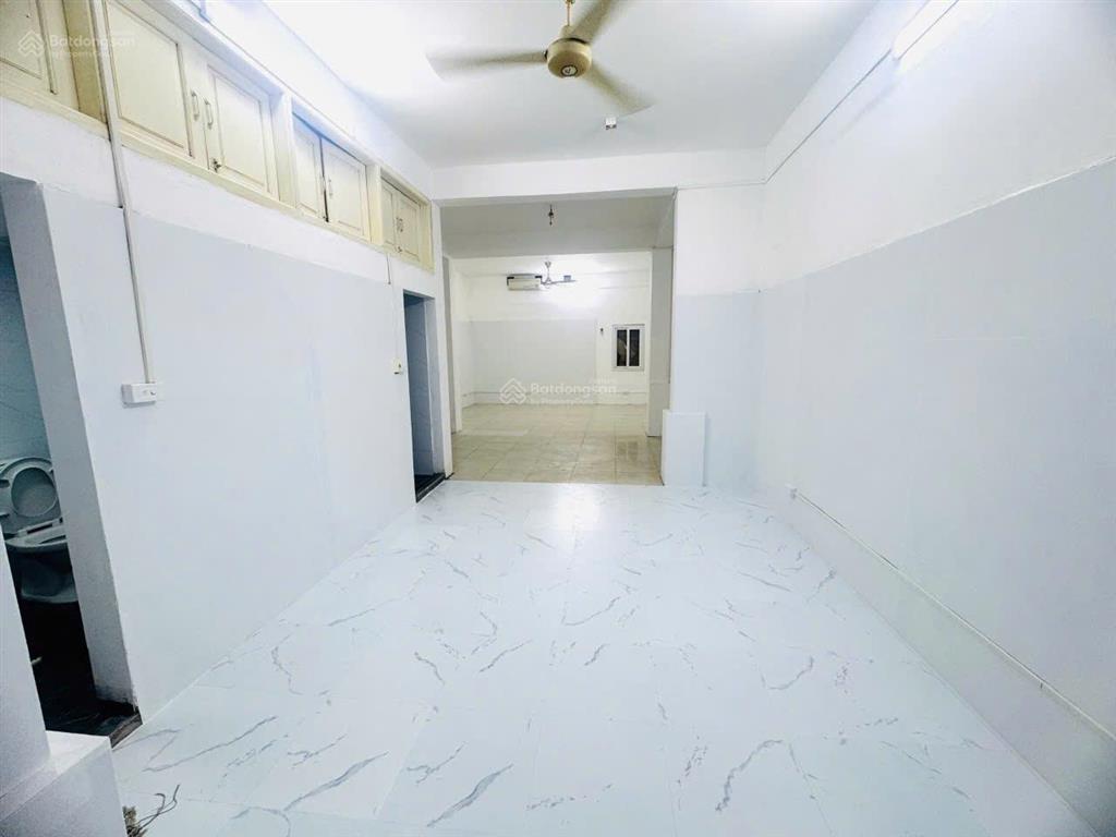 Cho thuê nhà mặt phố khuất duy tiến, chân toà viglacera, dt 150m, mt 7m, 2 tầng, thông sàn, 22tr/th
