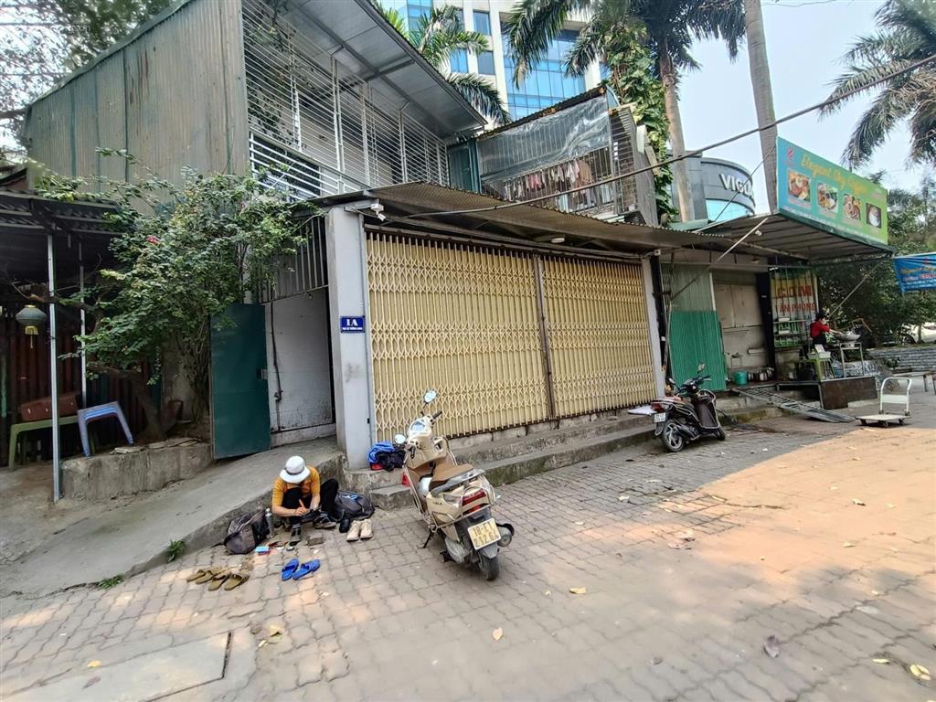 Cho thuê nhà mặt phố khuất duy tiến, chân toà viglacera, dt 150m, mt 7m, 2 tầng, thông sàn, 22tr/th