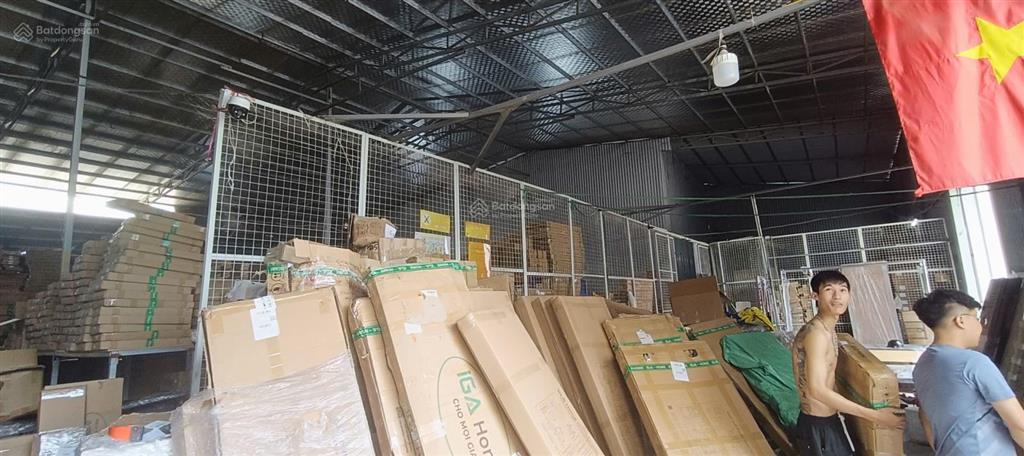 Cho thuê kho xưởng đường 70, miêu nha, tây mỗ, dt 131m2 xuất vat, điện 3fa, xe công, bảo vệ, 95k/m2