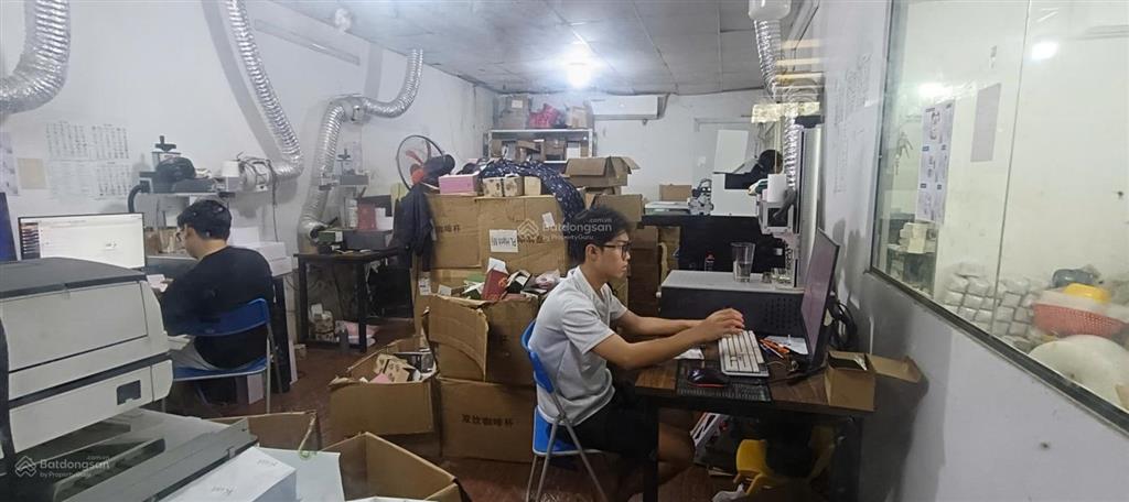 Cho thuê kho xưởng đường 70, miêu nha, tây mỗ, dt 131m2 xuất vat, điện 3fa, xe công, bảo vệ, 95k/m2
