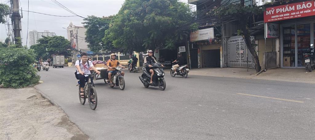 Cho thuê nhà 2 tầng mặt phố cầu bươu, gần viện k, dt 200m2, điện 3fa, xe công, đất thổ cư, 35 triệu