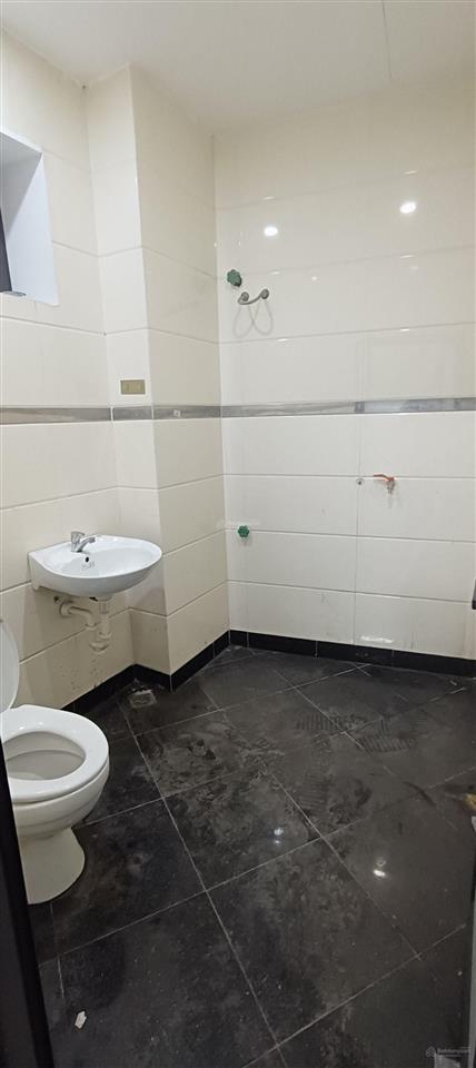Cho thuê nhà 2 tầng mặt phố cầu bươu, gần viện k, dt 200m2, điện 3fa, xe công, đất thổ cư, 35 triệu