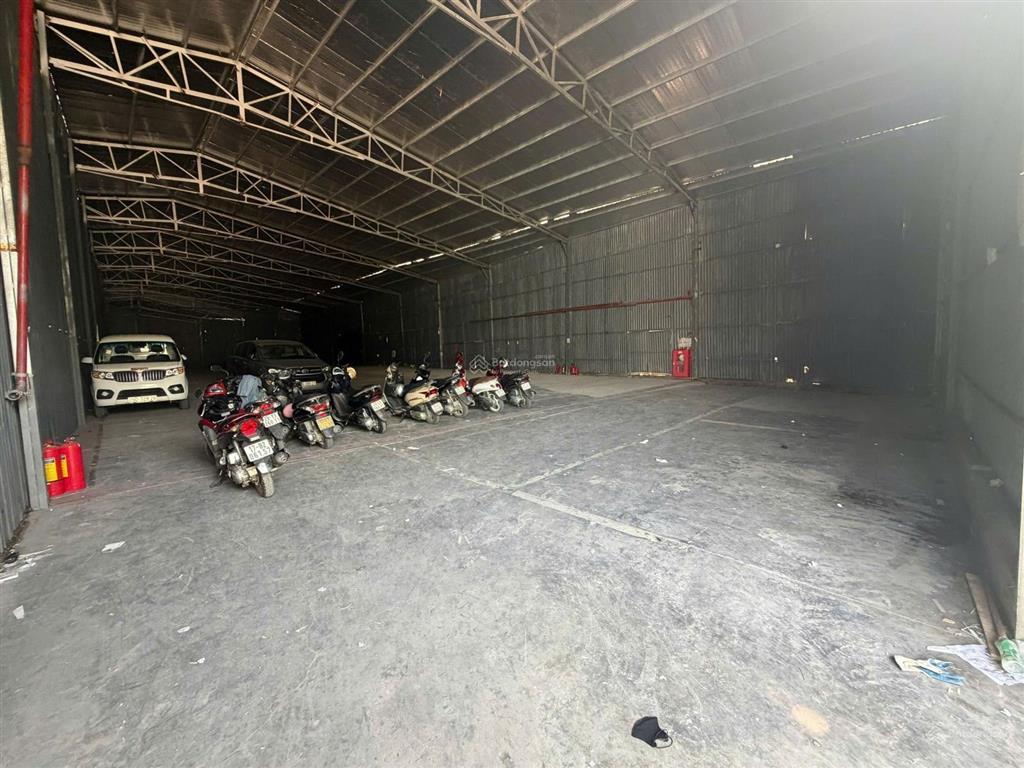 Cho thuê kho xưởng ngay chân cầu diễn, dt 906m2, điện 3 pha, xe công, xuất vat, bảo vệ, 105k/m