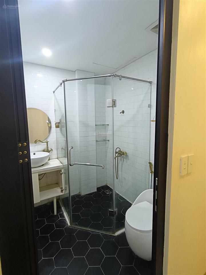 Cho thuê nhà đẹp, thang máy, 5 tầng, dt 60m2 xe ô tô đỗ cửa đường lê đức thọ, ngay svđ mỹ đình 29tr