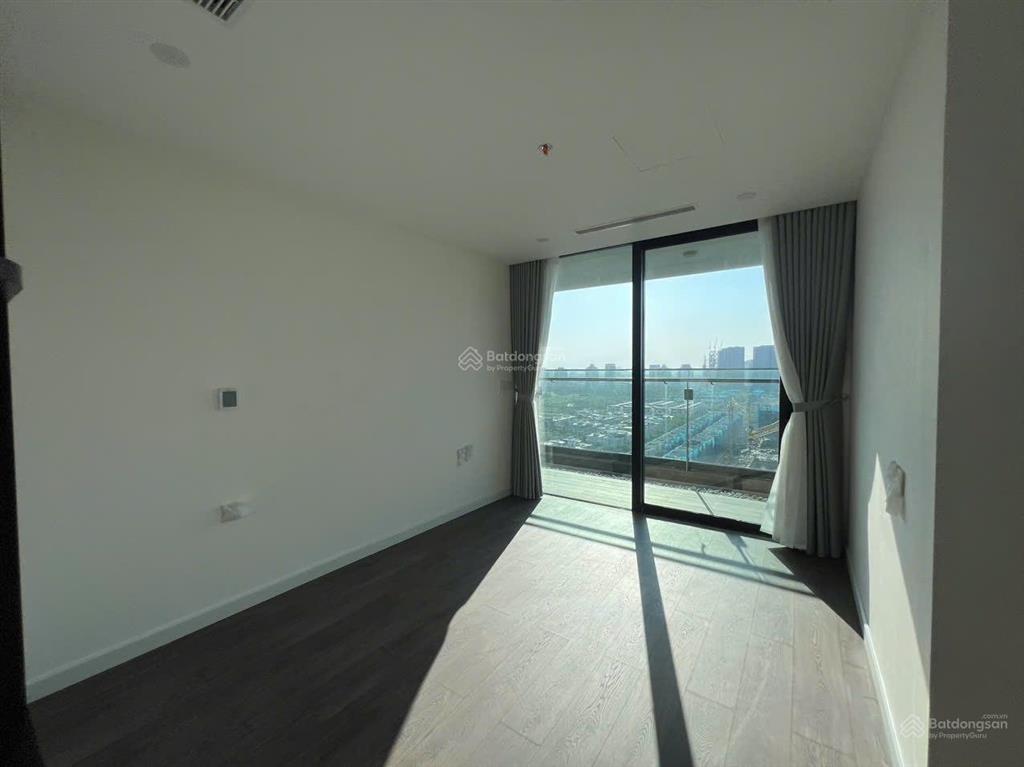 Cho thuê căn góc 4 phòng ngủ nội thất cơ bản, view sông hồng sunshine golden river tây hồ