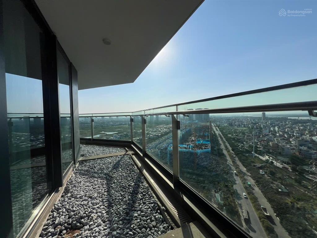 Cho thuê căn góc 4 phòng ngủ nội thất cơ bản, view sông hồng sunshine golden river tây hồ
