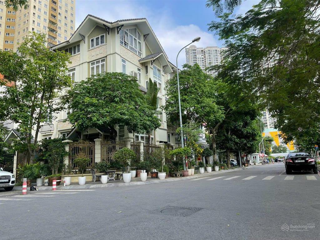 Gia đình cần bán căn biệt thự khu đô thị dịch vọng cầu giấy  dt 189 m² 4 tầng
