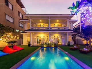 Cho thuê căn villa hồ bơi mặt tiền trung tâm phố biển sát võ văn kiệt, cách biển chỉ 70m