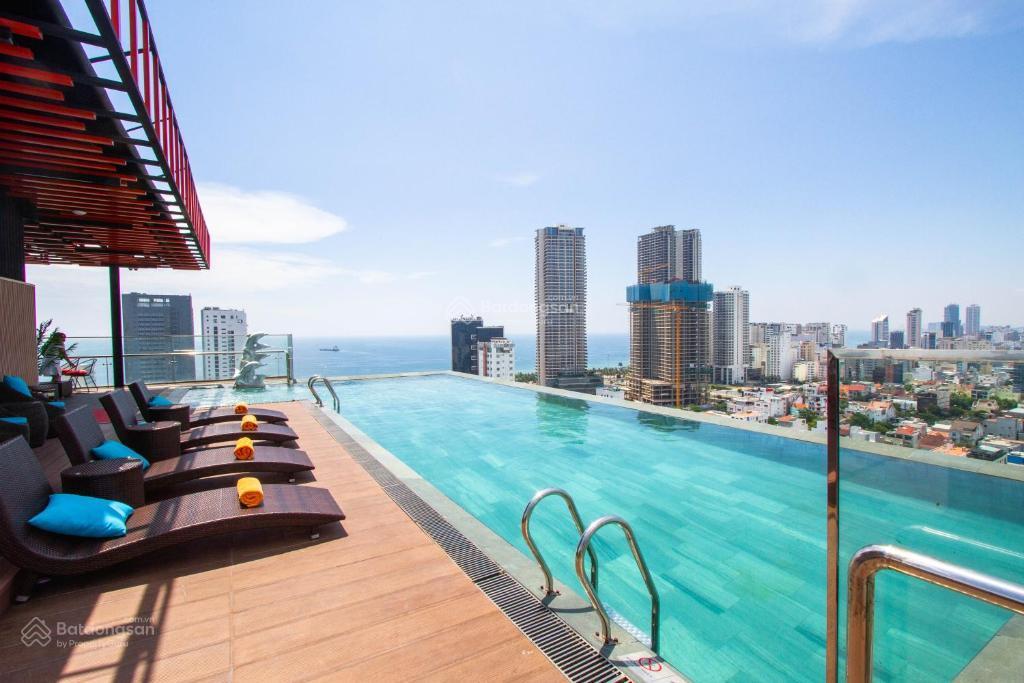 Chuyển nhượng khách sạn đẳng cấp 4 sao ngay trung tâm du lịch biển mỹ khê, cách biển chỉ 100m