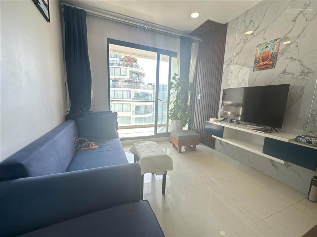 Bán căn 2 phòng ngủ tầng cao view biển hồ bơi tâm huyết, nội thất như mới