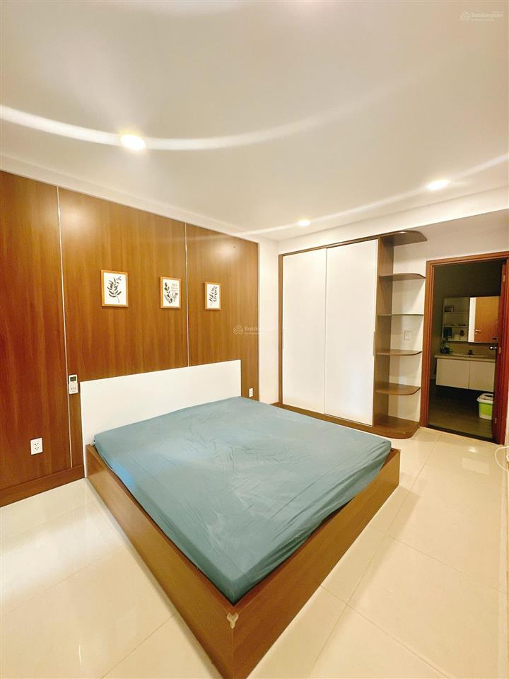 Bán căn 2 phòng ngủ tầng cao view biển hồ bơi tâm huyết, nội thất như mới