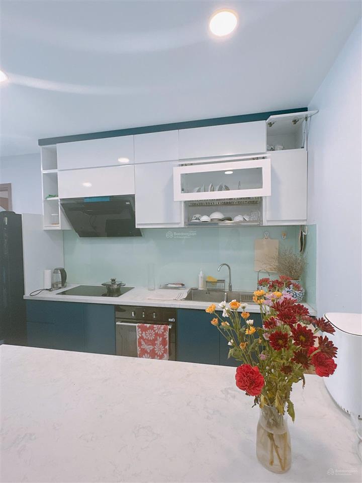 Bán căn 2 phòng ngủ tầng cao view biển hồ bơi tâm huyết, nội thất như mới