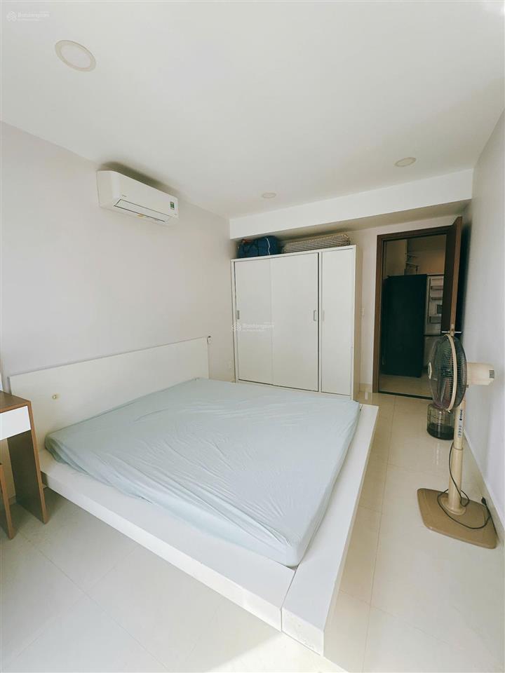 Bán căn 2 phòng ngủ tầng cao view biển hồ bơi tâm huyết, nội thất như mới
