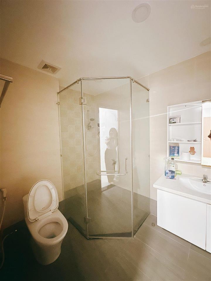 Bán căn 2 phòng ngủ tầng cao view biển hồ bơi tâm huyết, nội thất như mới