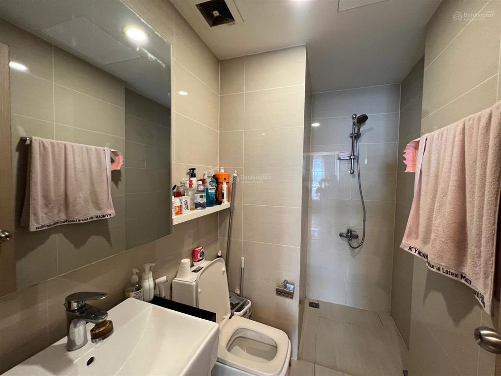 Bán căn số 1 tháp gm1 view hồ bơi 69m2 2pn 2wc full nội thất giá nhận nhà 6.2 tỷ gần sân bay