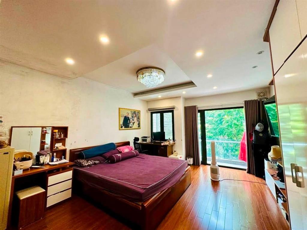 Bán nhà mặt phố Bát Đàn, 90m2, 4 tầng, mặt tiền 3.3m, 56.5 tỉ, dòng tiền 130 tr/th