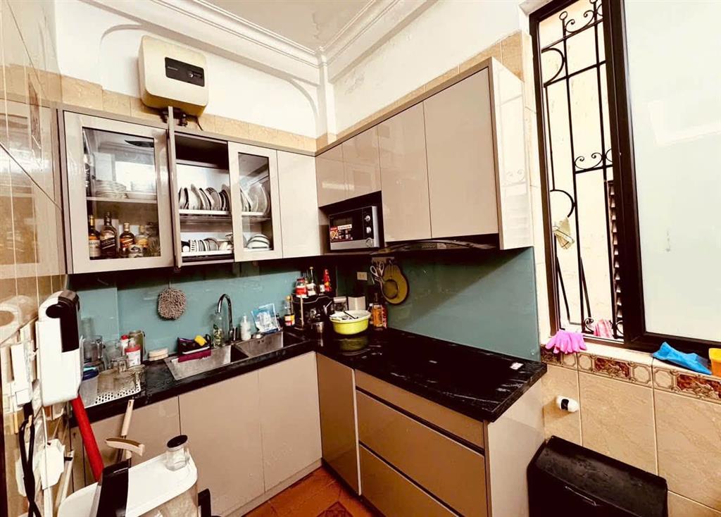 Bán nhà tầng 2 và tầng 3 mặt phố Hòe Nhai, 75m2, mặt tiền 5.7m, 9.8 tỉ, nhà đẹp ở ngay