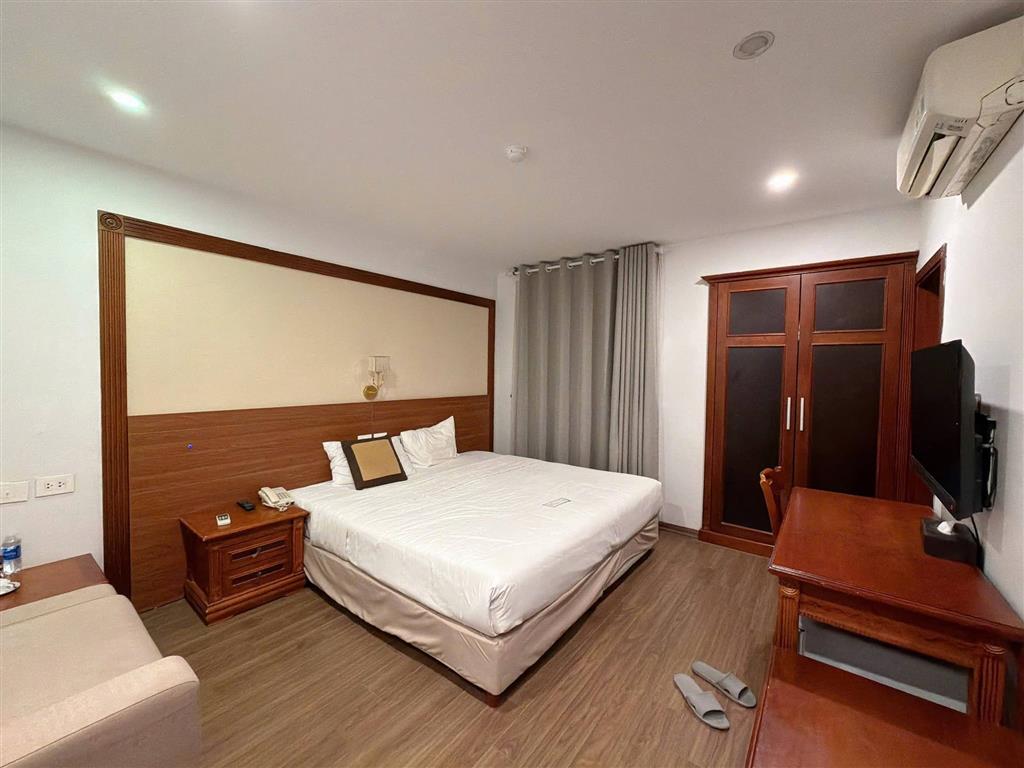 Bán khách sạn phố Đường Thành, 55m2, 43.5 tỉ, tổng 11 phòng, doanh thu 150tr/tháng