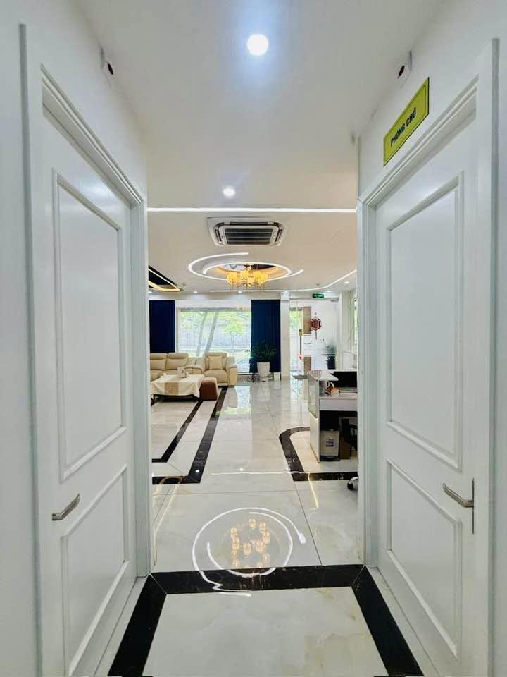 Bán tòa văn phòng mặt phố Bạch Mai 8 tầng 1 hầm thang máy, 208m2, mặt tiền 8.5m, 208 tỷ