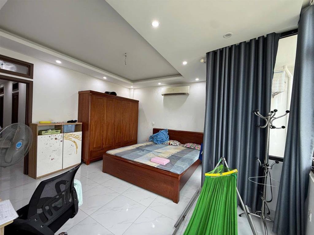 Bán nhà Nguyễn Thái Học, 60m2, 5 tầng, mặt tiền 4m, 21 tỉ, gần mặt phố, ngõ rộng, KD