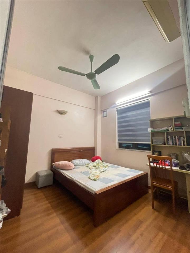 Bán nhà Đường Thành, 34m2, 4 tầng, mặt tiền 3.2m, 18.7 tỉ, ngõ rộng xe máy quay đầu,