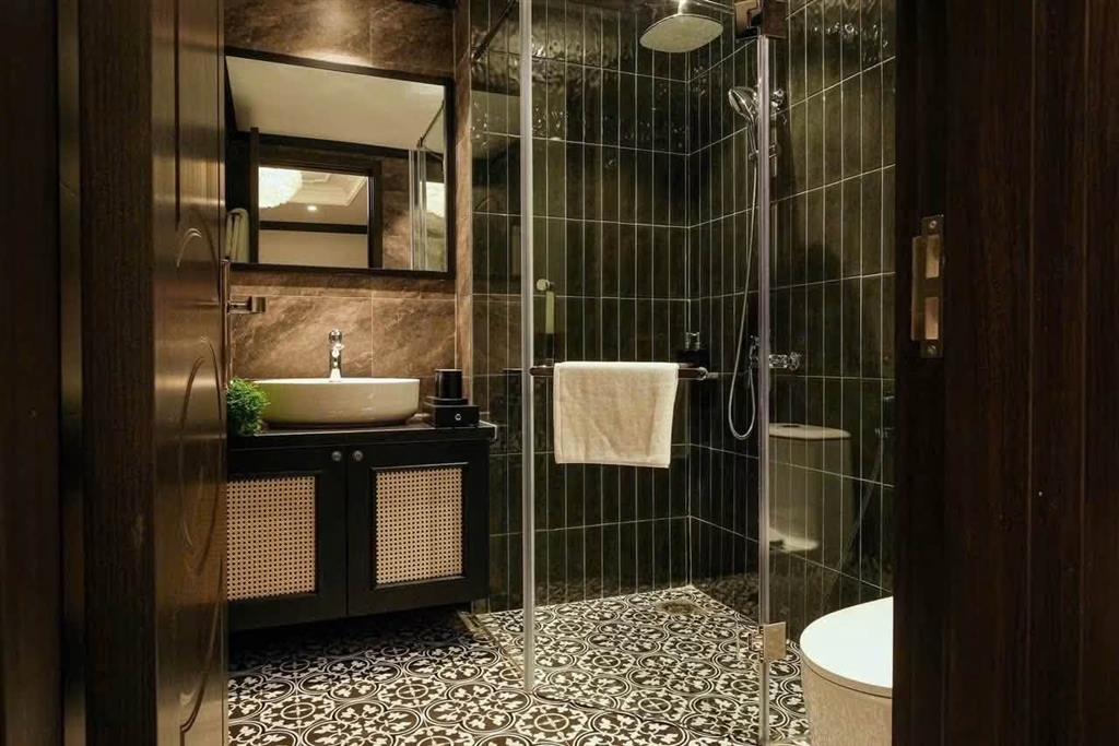 Bán khách sạn mặt phố Bát Đàn, 160m2, 8 tầng 30 phòng, mặt tiền 5.2m, 254.5 tỉ, 600tr/th