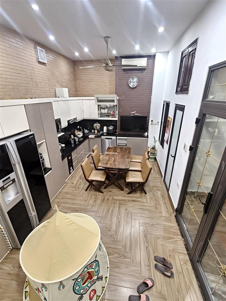 Bán nhà Quán Thánh, 101m2, 4 tầng, mặt tiền 5.5m, 31.5 tỉ, kinh doanh homestay tuyệt đẹp