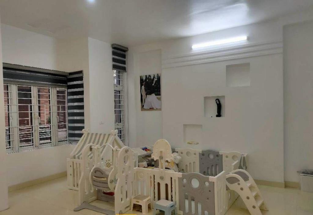 Bán nhà phố Hoàng Cầu, Đống Đa 78m,5 tầng, mt 7.4m. Giá: 42 tỷ. LH: 0937158386