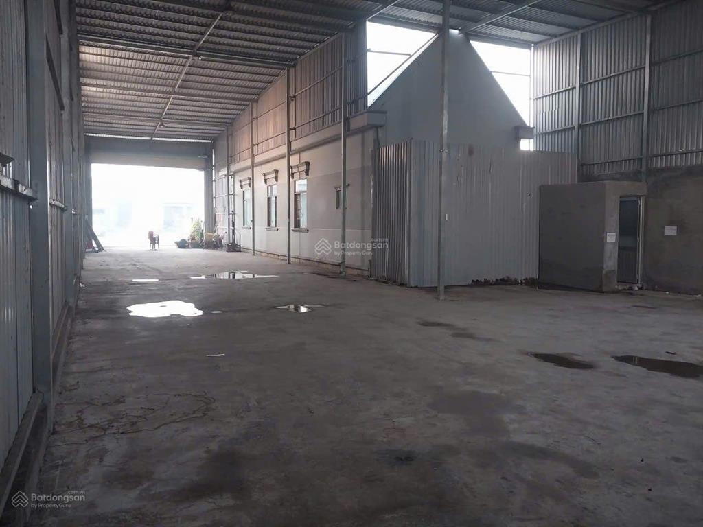 Cho thuê kho xưởng 400 m2 giá 20 triệu / đường nguyễn hữu trí xã tân bửu huyện bến lức long an