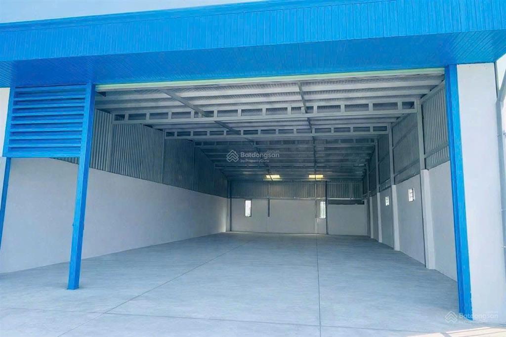 Cho thuê kho xưởng 243 m2 giá 17 triệu / đường cây bàng xã tân kiên bình chánh tphcm