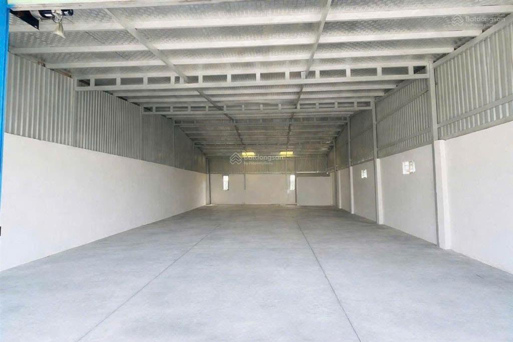 Cho thuê kho xưởng 243 m2 giá 17 triệu / đường cây bàng xã tân kiên bình chánh tphcm