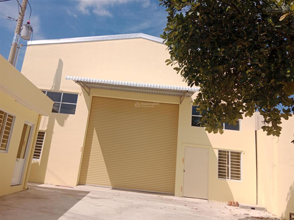 Cho thuê kho xưởng 550 m2 giá 32 triệu / đường hương lộ 10 xã mỹ yên bến lức long an