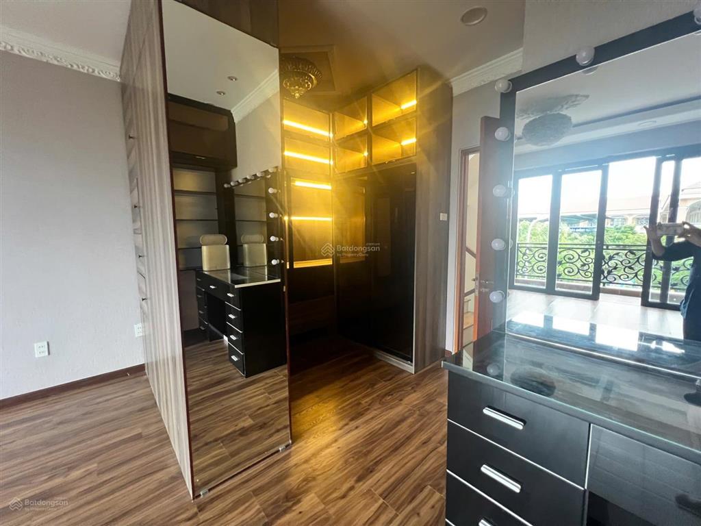 Cho thuê nhà nguyên căn 5x22m, 1 hầm ,1 trệt, 3lầu, 4 p. ngủ, 5wc kdc đại phúc  phạm hùng giá 23tr