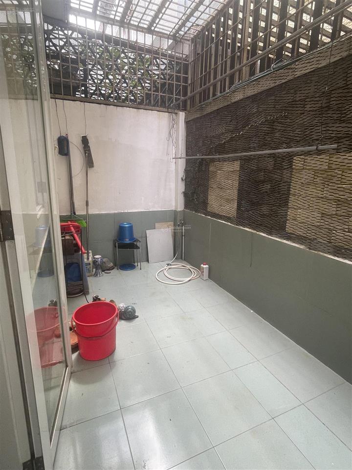Cho thuê nhà nguyên căn 5x20m, 1 trệt, 3 lầu, 4 phòng ngủ, 4 wc kdc intresco  phạm hùng giá 20tr