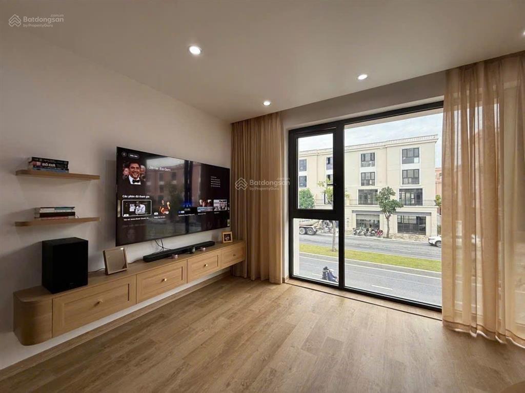 Cho thuê nguyên căn shophouse vinhomes vũ yên hải phòng. vị trí đẹp, vừa ở vừa kinh doanh.