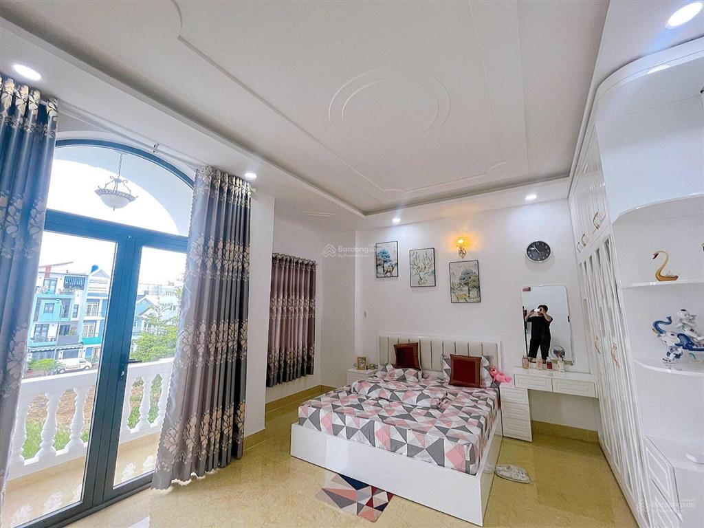 Chính chủ bán nhà mặt tiền, dt 80m2, 5 pn, five star eco city