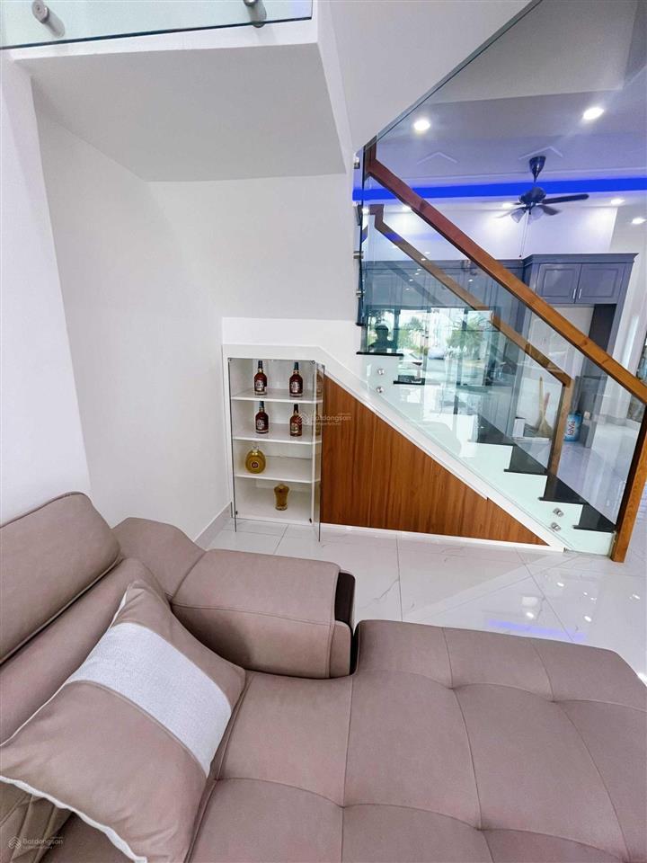 Chính chủ bán nhà mặt tiền, dt 80m2, 5 pn, five star eco city