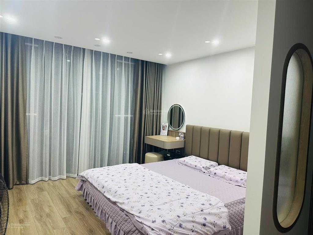 Chủ nhà cần bán căn 2pn tầng 18 cc golden land nguyễn trãi, bc đông nam nt đẹp mới, sửa được 3 ngủ