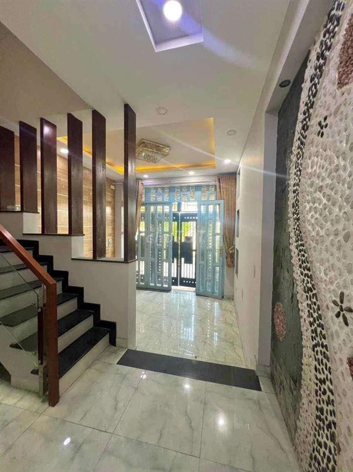 Bán nhà KDC Bình Phú đối diện công viên