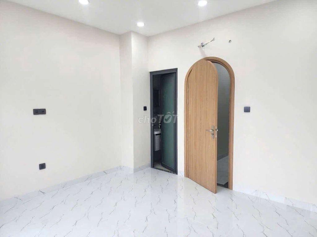 nhà mới xây có thang máy hẻm nhựa 6m Lý Chiêu Hoàng